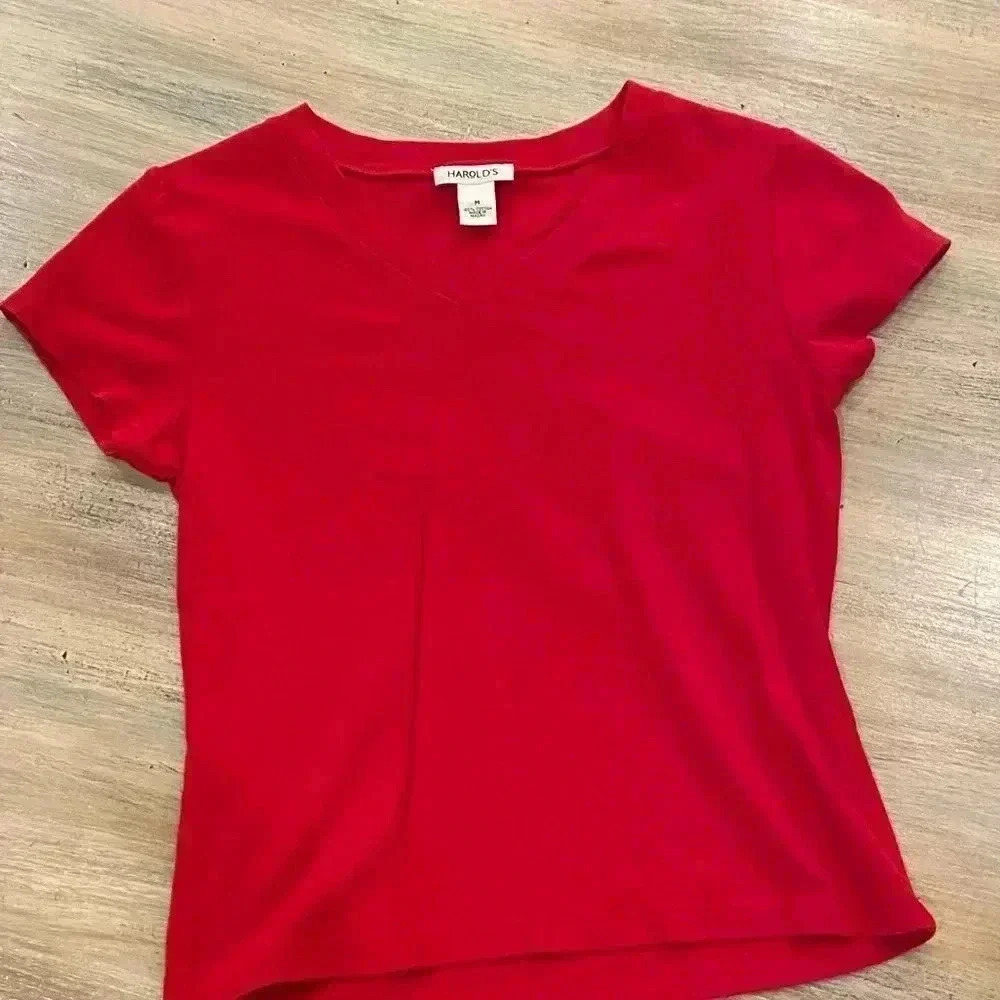 Harold’s vintage red short sleeve V-neck shirt-size M-NWOT